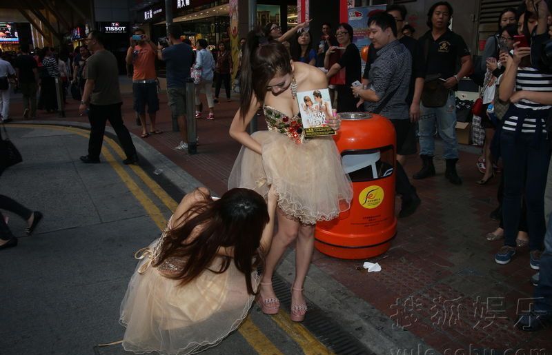 我被男的脱了胸罩和内裤他就把我的衣服扔进男