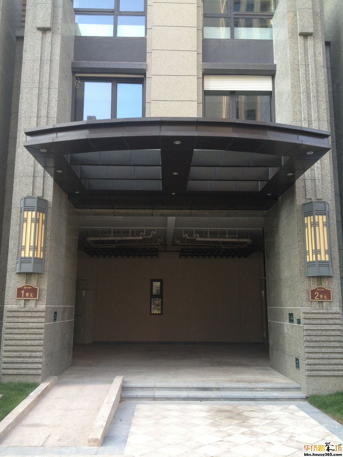 老八栋的大堂入口,4个单元共用一个.水管暴露在头顶.