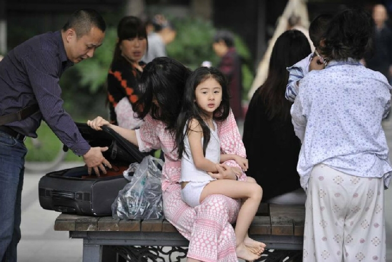 妈妈抱着孩子<em>躲避</em>地震,清秀<em>女孩</em>仍然睡眼惺忪