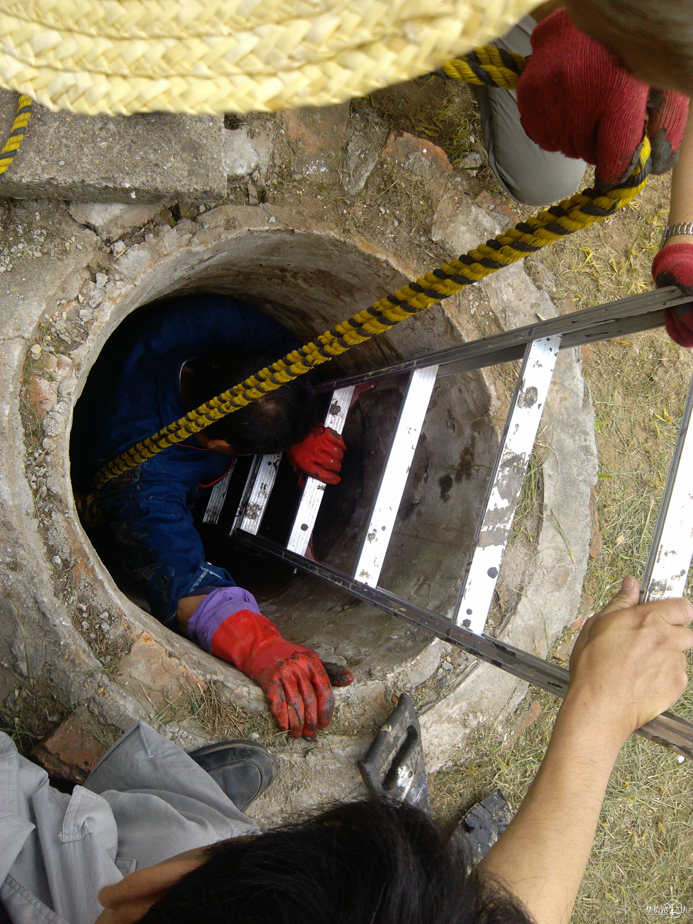 物业工程人员深入3米多深的污水井内疏通污水