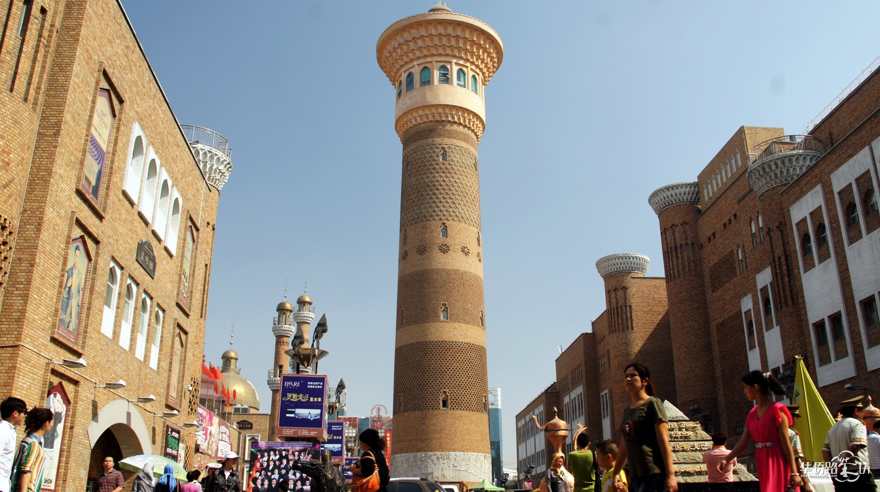 国际 大 巴 扎 遵循伊斯兰建筑风格,充分体现了新疆伊斯兰的建筑文化
