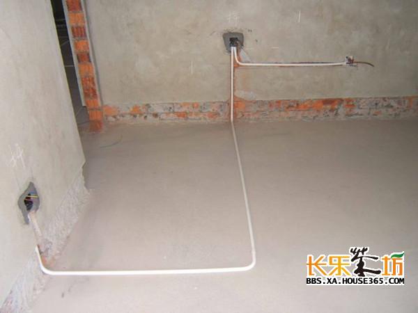 水电预埋安装知识 4.配电箱、接线盒预埋必须在土建粉刷厚度标准定好后进行,横平竖直,外边与粉刷面齐平,这样可以保证面板安装时紧扣墙面。为了使标高误差在允许范围内,在找准第一口接线盒标高后,其他接线盒用尼龙水平管来控制。 5.防雷接地一般采用基础钢筋和柱头钢筋,搭接长度和焊接长度应符合规定要求。但应注意基础外留有不少于两个用cbl2镀锌圆钢或∠40×4镀锌扁铁作备用接地,若测试接地电阻值达不到要求,备用接地可作补充。